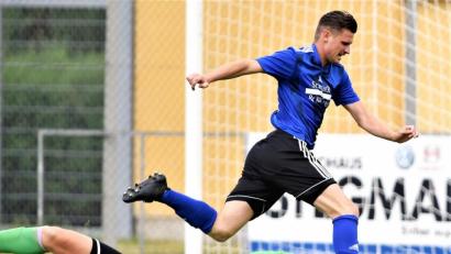 Bild: btg
In dieser Szene scheiterte Weidens Stürmer Josef Rodler an Keeper Michael Herrmann (SpVgg Pfreimd). Dennoch setzten sich die Schwarz-Blauen klar mit 5:0 durch. So eindeutig dürfte es am Sonntag in Burglengenfeld nicht werden.