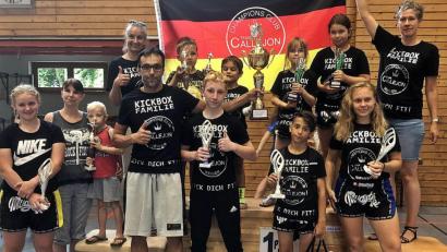 Bild: R. Kreuzer
So sehen erste und zweite Sieger im Kickboxen aus: (von links) Selina Suvorav, Jan Glaser, Coach José Callejon, Daniel Kinsvater, Kevin Van den Heuvel, Leo Callejon, Ibrahim Demirci, Smilla Heidenreich, Vlada Mischkin und Lea Eglmeier. Noah Callejon fehlt.