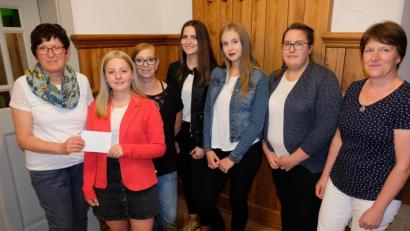 Bild: do
Sprecherin Elisabeth Nickl (links) sowie die Vorstandsmitglieder Melanie Reis (Dritte von links) und Siglinde Kroher (rechts) übergeben im Namen des Katholischen Frauenbundes den Oberministrantinnen eine 200-Euro-Spende.