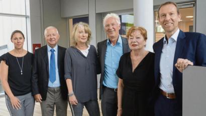 Bild: Gabi Schönberger
„Die schönsten Jahre meines Berufslebens“, sagte Norbert Gottlöber mit Verlobter Elke Summer (Mitte) über seine Zeit in Weiden. Verabschiedet wurde der Chefredakteur von den Verlegern Viola und German Vogelsang, (von links), Bärbel Panzer (Zweite von rechts) und Geschäftsführer Thomas Maul (rechts).