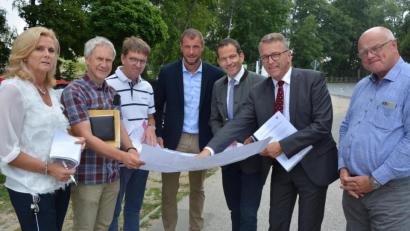 Bild: jr
Beim Arbeitstreffen mit dabei waren (von links) Andrea Lang (wissenschaftliche Mitarbeiterin aus dem Büro Albert Rupprecht), Abteilungsleiter Gerhard Kederer, Stadtbaumeister Andreas Ockl, CSU-Ortsvorsitzender Huberth Rosner, MdB Albert Rupprecht, Bürgermeister Franz Stahl und Leitender Baudirektor Henner Wasmuth.