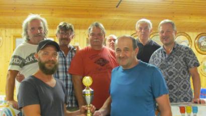 Bild: soj
Das Gewinnerduo Josef Bauer und Michael Heindl (vorne, von links) mit dem Siegerpokal. Mit auf dem Bild (von links) Hubert Hetzer, Dieter Sticht, Hubert Süttner, Reinhold Schraml und Bernd Bauer.