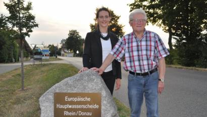 Bild: ak
Simone Walter und Werner Veigl am Hinweisstein zur Wasserscheide, dem ebenfalls ein Abschnitt gewidmet ist.