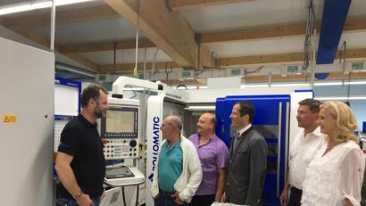 Bild: bey
Firmenchef Joachim Bauer (links) stellte der Besuchergruppe mit Zweiter Bürgermeisterin Andrea Lang, Bürgermeister Rainer Rewitzer, MdB Albert Rupprecht, CSU-Ortsvorsitzenden Herbert Lindner und Josef Riedl, CSU-Ortsverband Burkhardsrieth die "High-Tech" Einrichtung des Unternehmens vor.