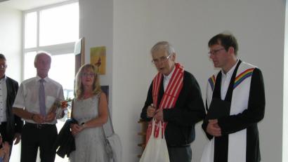 Bild: öt
Die Priester Andreas Kraft (von rechts) und Hans Riedl segneten den Treffpunkt „Hier und jetzt“. Unter den Gästen waren auch Bürgermeister Peter König (links) und seine Gattin Waltraud.