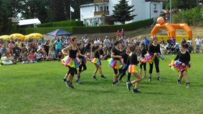 Bild: ser
Alicia und Milena Szojna haben mit der Gruppe „Stardust“ von der Tanzsparte Acro&Dance eine Hip-Hop-Variante eingeübt. Die Kinder zeigen i den Waldfestbesuchern ihr Können.