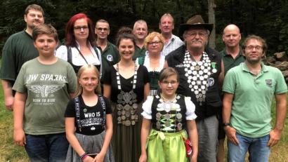 Bild: dl
Die neuen Würdenträger Nina Butschbach, Alexandra Fischer und Konrad Liegl (mit Königskette, von links) mit ihren Rittern. Gauschützenmeister Norbert Nietfeld (hinten), Schützenmeister Michael Baumgärtner (rechts) und Sportbeauftragter Herbert Wartha (hinten, Vierter von rechts) gratulierten.