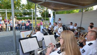 Bild: dob
Die Musikerinnen und Musiker der Zollkapelle Nürnberg hinterließen eine wunderbar musikalische Visitenkarte, die bei den Zuhörern Beifallsstürme auslöste.