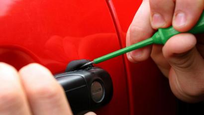 Symbolbild: Heiko Wolfraum dpa/lbn 
Eine Autotür wird mit Hilfe eines Schraubenziehers geöffnet (Symbolbidl): Eine Möglichkeit, wie sich Diebe Zugang zum Fahrzeug verschaffen.