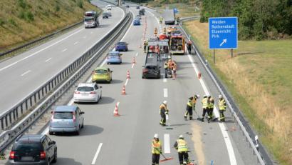 Bild: Gabi Schönberger
Der Verkehr wurde einspurig an der Unfallstelle vorbei geleitet. Eine Leichtverletzte, 20.000 Euro Sachschaden und Stau sind das Resultat eines Auffahrunfalls auf der A 93.