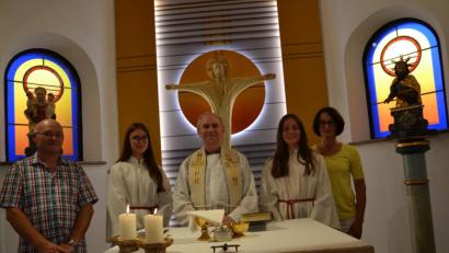 Bild: gi
Pfarrer Josef Most feiert mit den Gläubigen den Festgottesdienst zum Patrozinium der Dorfkapelle. Als Ministranten fungieren die Schwestern Sophia und Charlotte. Die Lesung trägt Claudia Simon vor. Auch der Vorsitzende der Kapellen-Fördervereins Gebhardsreuth Reinhold Baier (links) freut sich über die vielen Besucher.