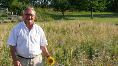 Bild: ga
Glücklich zeigt Simon Lacher seine neu angelegte Wildblumenwiese.