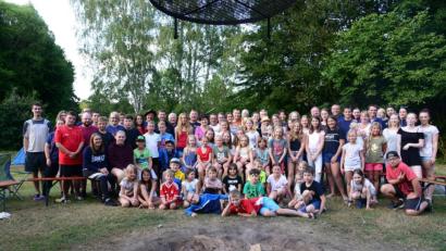 Bild: bey
Die 52 Kinder beziehen am Pleysteiner Campingplatz Quartier.