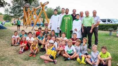 Bild: Gemeinde Kulmain/exb
Mario Kotlar, Wolfgang Groß, Heribert Griener, Josef Gößner (hinten von links), Pfarrvikar Justin Kishimbe, Bürgermeister Günter Kopp (stehend, Dritter und Siebter von links) freuen sich mit den Kindern über den erneuerten Spielplatz.