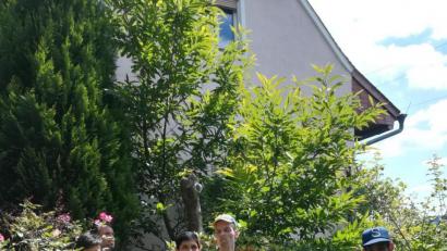 Bild: exb
Die Direktorin des Behindertenheims in Milíre, Blanka Smichova (Dritte von links), besuchte mit Jugendlichen die Familie Standfest in Bärnau.