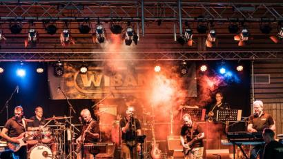 Bild: exb
Die Wiband feiert mit dem Lavarock-Festival zehnten Bühnen-Geburtstag. Zum Gratulieren kommt auch die "The Dire Straits Experience". Oberpfalz-Medien verlosen dazu 3 x 2 Karten.