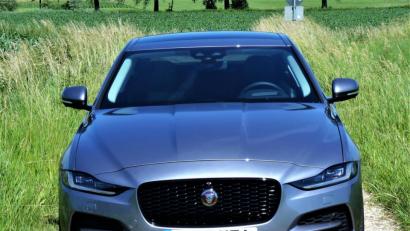 Bild: bz
Neu gestylte Stoßfänger vorne und hinten sowie LED-Leuchteinheiten verleihen dem Jaguar XE mehr Ausdrucksstärke.