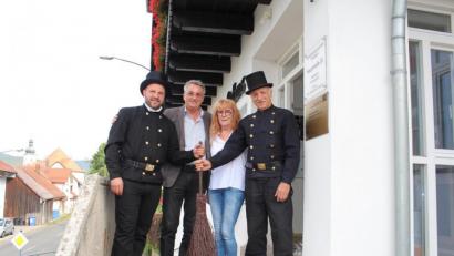 Bild: nis
Den symbolischen Kehrbesen für den Bezirk Tiefenbach übergab Martin Plötz (rechts) an seinen Nachfolger Christian Müller im Beisein von Bürgermeister Ludwig Prögler und Ehefrau Annemarie Plötz.