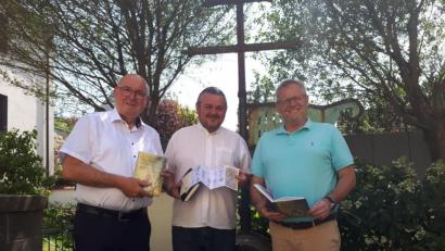 Bild: exb
Gerhard J. Reisinger (Mitte) übergab jeweils ein Exemplar des Buches an Monsignore Hans Amann (links) und OB Andreas Feller.