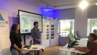 Bild: Katharina Schenk
Johanna Kemmler und Thomas Büttner vom Projektbüro des Leader-Projekts „Erfassung (historischer) Kulturlandschaften“ geben beteiligten Ehrenamtlichen eine Einführung in die neue Datenbank.