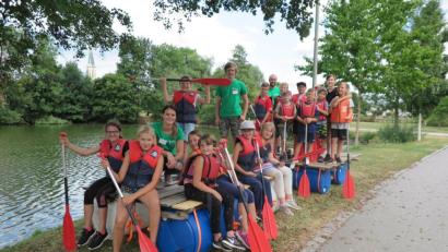 Bild: jzk
Nach dem erfolgreichen Floßbau freuen sich alle auf ihre erste Fahrt auf dem Kemnather Stadtweiher.