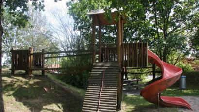 Bild: wro
Ziel einer Flaschen-Weitwurf-Aktion war der Spielturm, wo das Glas zersplitterte.