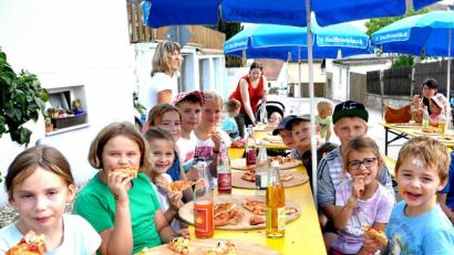 Bild: es
Zum Start in das neue Ferienprogrmm landete der OWV Tännesberg mit dem Pizzabacken einen Volltreffer.