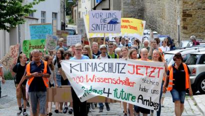 Bild: Stephan Huber
Demonstranten ziehen durch die Amberger Innenstadt. Die “Fridays for Future“-Ortsgruppe hat bereits fünf Demonstrationen organisiert.