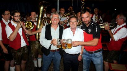 Bild: zer
Böhmisches Blech, traf auf bayrisches Bier, von links prosteten sich zu Kurt Mayer, Gerhard Meier und Josef Schiesl. Dahinter spielte die Blechmusi einen Tusch.