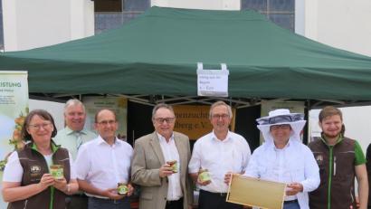 Bild: ua
Über den Honig aus der Region freuen sich neben den Verantwortlichen vom Bienenzuchtverein auch der Vorsitzende des Naturparks Hirschwald, Ensdorfs Bürgermeister Markus Dollacker (Zweiter von links), stellvertretender Landrat Hans Kummert (Vierter von links), der Ursensollener Bürgermeister Franz Mädler (Fünfter von links) und Landtagsabgeordneter Tobias Gotthardt .