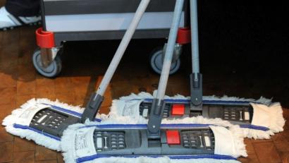 Bild: Jens Kalaene/dpa
Statt auf eigene Kräfte setzt die Kliniken AG beim Reinigungspersonal nun offenbar stärker auf eine externe Firma.