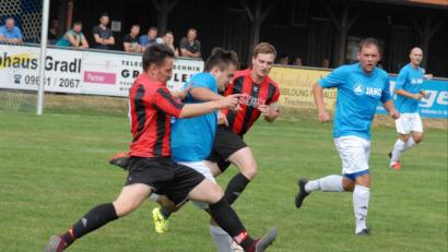 Bild: gb
Die SG Griesbach/Großkonreuth und der SC Mähring trennten sich am Sonntag 1:1. Hier attackiert der Mähringer Dominik Beer (links) Florian Reger. Christian Beer und Andreas Zant (rechts) beobachten den Zweikampf.