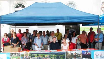 Bild: ld
Vertreter des Organisationsteams waren mit mehreren Helfern und mit großem Gepäck bereits Mittag nach Rehau gefahren, um einen Stand aufzubauen. Dort informierte die Gemeinde Brand als Ausrichter der Sommerlounge 2020.