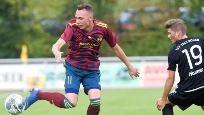 Bild: btg
Alexander Dobmanns (links, im Duell mit Tobias Haumer) Treffer per Strafstoß war für die SV Grafenwöhr zu wenig. Der Landesliga-Aufsteiger unterlag daheim dem TSV Bogen mit 1:3.