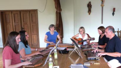Bild: fvo
Gertrud Wittkowsky (Dritte von links) hatte den Zither-Workshop veranstaltet.