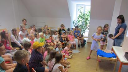 Bild: adj
Die Kinder lauschen dem Märchen vom Fischer und seiner Frau.