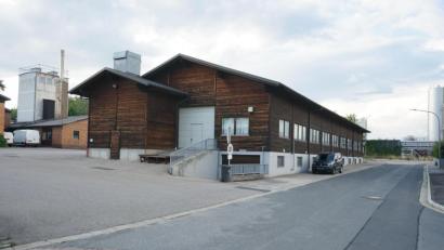 Bild: nib
Die Bauvoranfrage für den Umbau und die Nutzungsänderung auf dem Grundstück einer Lagerhalle (Bild) in ein Hotel erhielt nach den geforderten Änderungen das gemeindliche Einvernehmen.