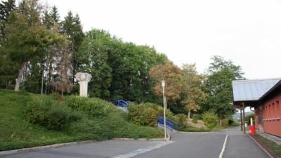 Bild: bjp
Der Teerwüste vor der Volksschule will die Stadt Pressath ein Ende bereiten. Auch die Freitreppe soll verschwinden. Ein behindertengerechter stufenfreier Weg wird Wollauer Straße und Schulvorplatz verbinden.