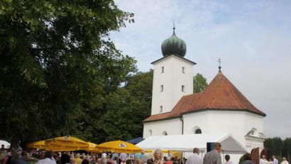 Bild: ads
Das Patrozinium rund um die Atzlrichter Kapelle Mariä Schnee ist bei den Ambergern weit über die zuständige Stadtpfarrei St. Georg hinaus aufgrund des idyllischen Ambientes äußerst beliebt.