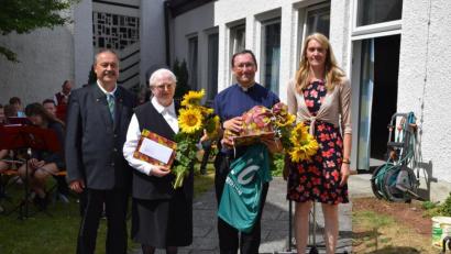 Bild: swo
Bürgermeister Peter Dotzler (links) und Kirchenpflegerin Susanne Lindner (rechts) gratulieren der Ordensfrau Maria (Elfriede) Schöpf für 40 Schwesternjahre und Pfarrvikar Christian Preitschaft für zehn Priesterjahre ((Mitte). Sie überreichen Geschenke und Zuwendungen.