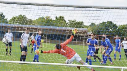 Bild: Ziegler
Vergeblich streckte sich in der 11. Spielminute der Etzenrichter Torhüter Florian Veigl (vorne) gegen diesen Schuss in die lange Torecke des Ensdorfer Linksverteidigers Andreas Weiß (nicht im Bild).