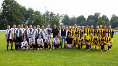 Bild: kro
Hans Zölch (links) vor dem Abschiedsspiel mit seiner "Oldstar-Mannschaft" und die AH-Mannschaft des FC Tirschenreuth. Als Schiedsrichter fungierte Norbert Schuller (Mitte). Bürgermeister Franz Stahl war als Zuschauer gekommen.