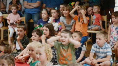 Bild: Gabi Schönberger
Gespannt verfolgen die Kinder den Auftritt von "Hermanns Kasperltheater" im Turnsaal im Haus der Kinder Sankt Elisabeth.