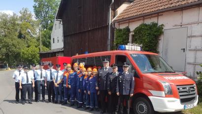 Bild: mde
Kreisbrandmeister Florian Braunreuther, Kreisbrandinspektor Otto Braunreuther und Kreisjugendfeuerwehrwart Wolfgang Bauer (von rechts) mit den Jugendfeuerwehranwärtern sowie dem Führungsgremium, Vorstand und den Jugendwarten der Kötzersdorfer Feuerwehr nach der Abnahme der Bayerischen Jugendleistungsprüfung.