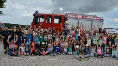 Bild: jr
Gute Laune war am Samstagnachmittag angesagt, als die Feuerwehr Konnersreuth gemeinsam mit dem Burschenverein zum „Spiel ohne Grenzen“ eingeladen hatte. Unser Bild zeigt die Kinder mit Feuerwehr-Vorsitzendem Sven Jäger (hinten rechts), Kommandant Stefan Kreuzer (links) sowie den unterstützenden Helfern beider Vereine.