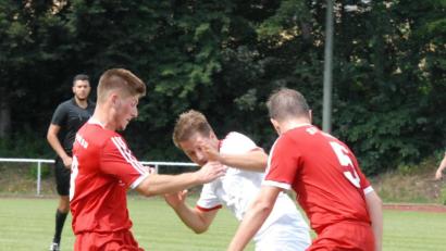 Bild: gb
Die SpVgg Wiesau zog im Stiftlandderby gegen die Sportfreunde Kondrau mit 1:4 den Kürzeren. Hier hat Matthias Männl (Mitte), der die SpVgg in Führung gebracht hatte, das Nachsehen gegen die Kondrauer Jonas Frank (links) und Fabian Nerlich.