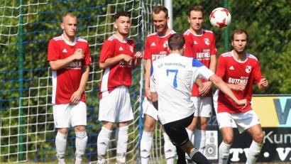 Bild: btg
Kein Durchkommen: Störnsteins Ludwig Hilburger (Nummer 7) versuchte sein Glück per Freistoß. Doch auch dieser Abschluss verfehlte sein Ziel. Der Kreisliga-Aufsteiger unterlag daheim dem FC Dießfurt deutlich mit 1:6.