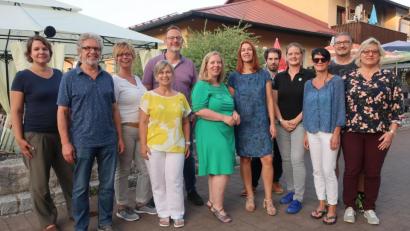Bild: Hirsch
In Wackersdorf formiert sich eine Ortsgruppe der Grünen mit Sonja Probst (Mitte, grünes Kleid) und Ulrike Pelikan-Roßmann (rechts daneben) an der Spitze.