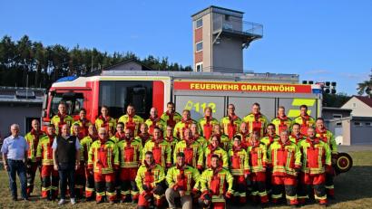 Bild: jma
Die Einsatztruppe der Feuerwehr Grafenwöhr freut sich über ihre neuen Schutzanzüge.