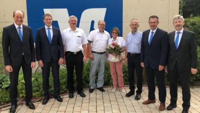 Bild: mez
Vorstand Herbert Meier und Thomas Keck sowie der neue Aufsichtsratsvorsitzende Johannes Reger danken Bernhard Schäfer (mit Ehefrau Evita) sowie Hubert Kellner (von links) für ihren jahrzehntelangen Einsatz im Aufsichtsrat. Dem schließen sich Vorstand Robert Haubner und der Vorstandsprecher der Genossenschaft, Joachim Geyer (von rechts), an.